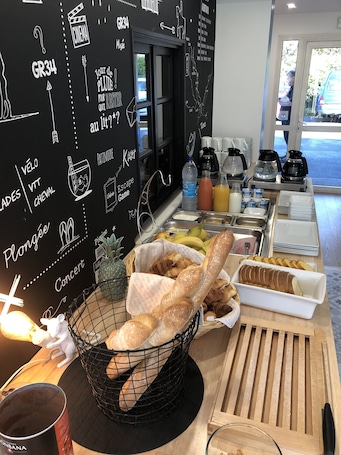 Daily buffet breakfast for a fee. Hotel Heod