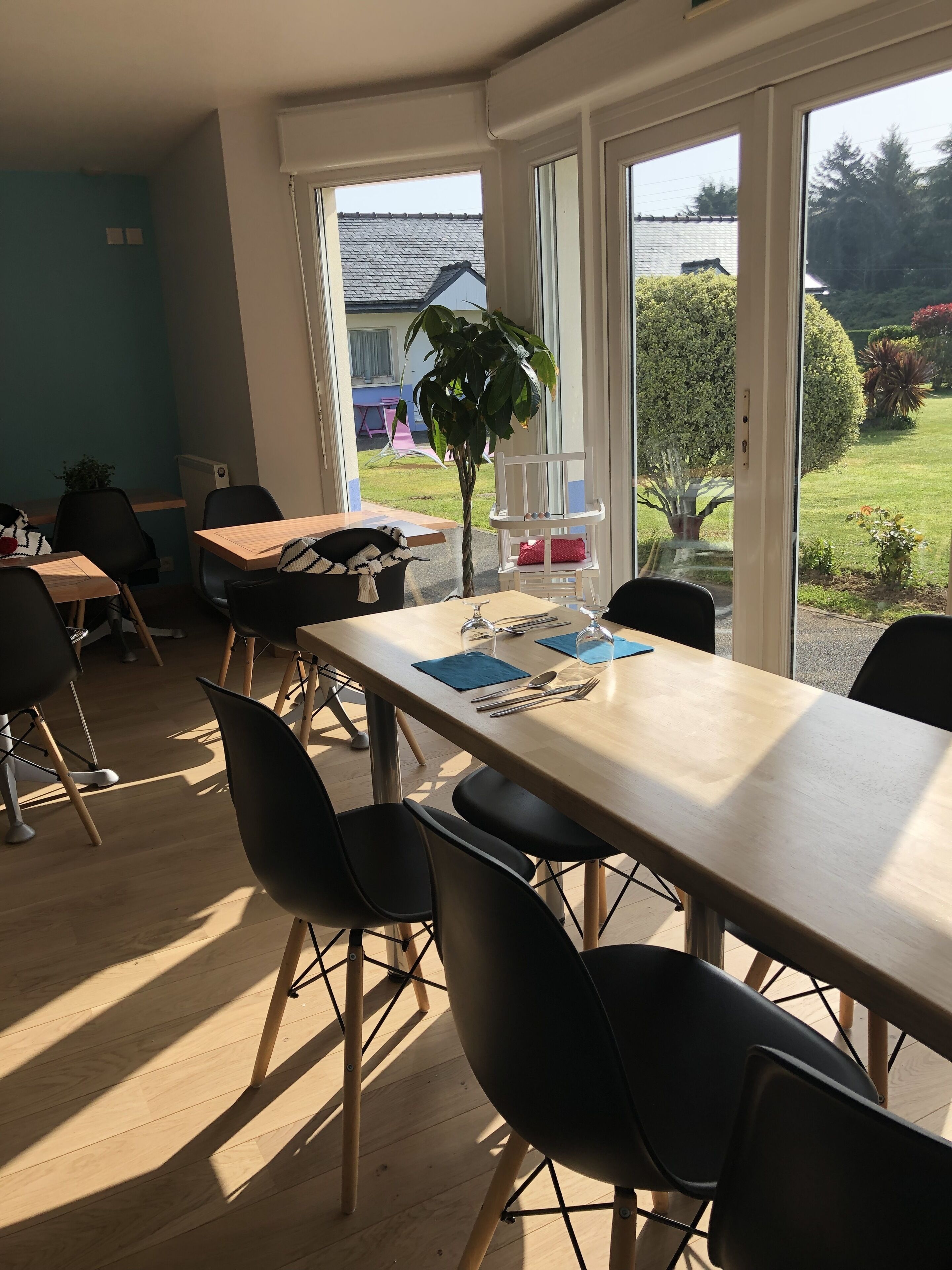 Tägliches Frühstücksbuffet (12 EUR pro Person)