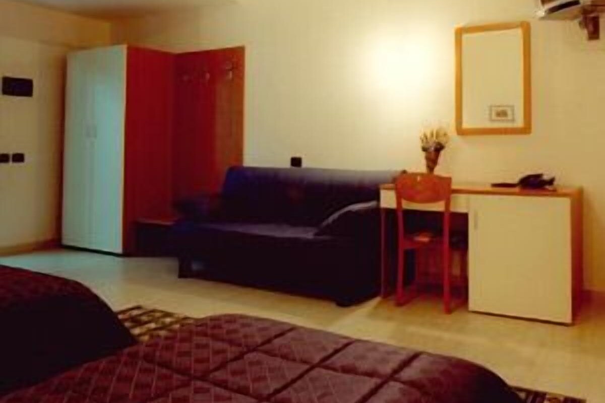Basic Double Room Single Use, Private Bathroom | Living area