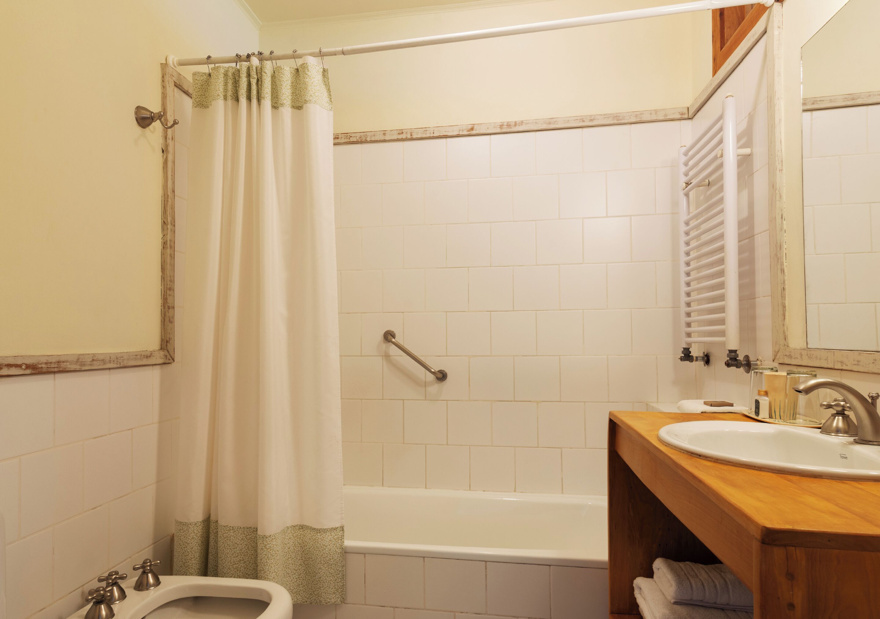 Une salle de bain avec une baignoire, un lavabo et un rideau de douche.
