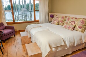 Dobbeltrom – deluxe, utsikt mot innsjø | Sengetøy i egyptisk bomull, minibar, safe på rommet og skrivebord