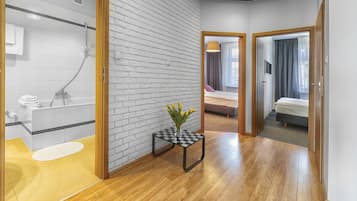 Exclusive-Apartment, 2 Schlafzimmer | Wohnbereich | Flachbildfernseher