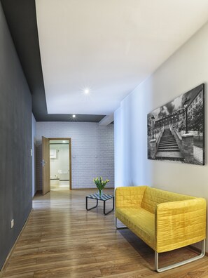 Apartamento exclusivo, 2 quartos | Área de estar | TV de tela plana