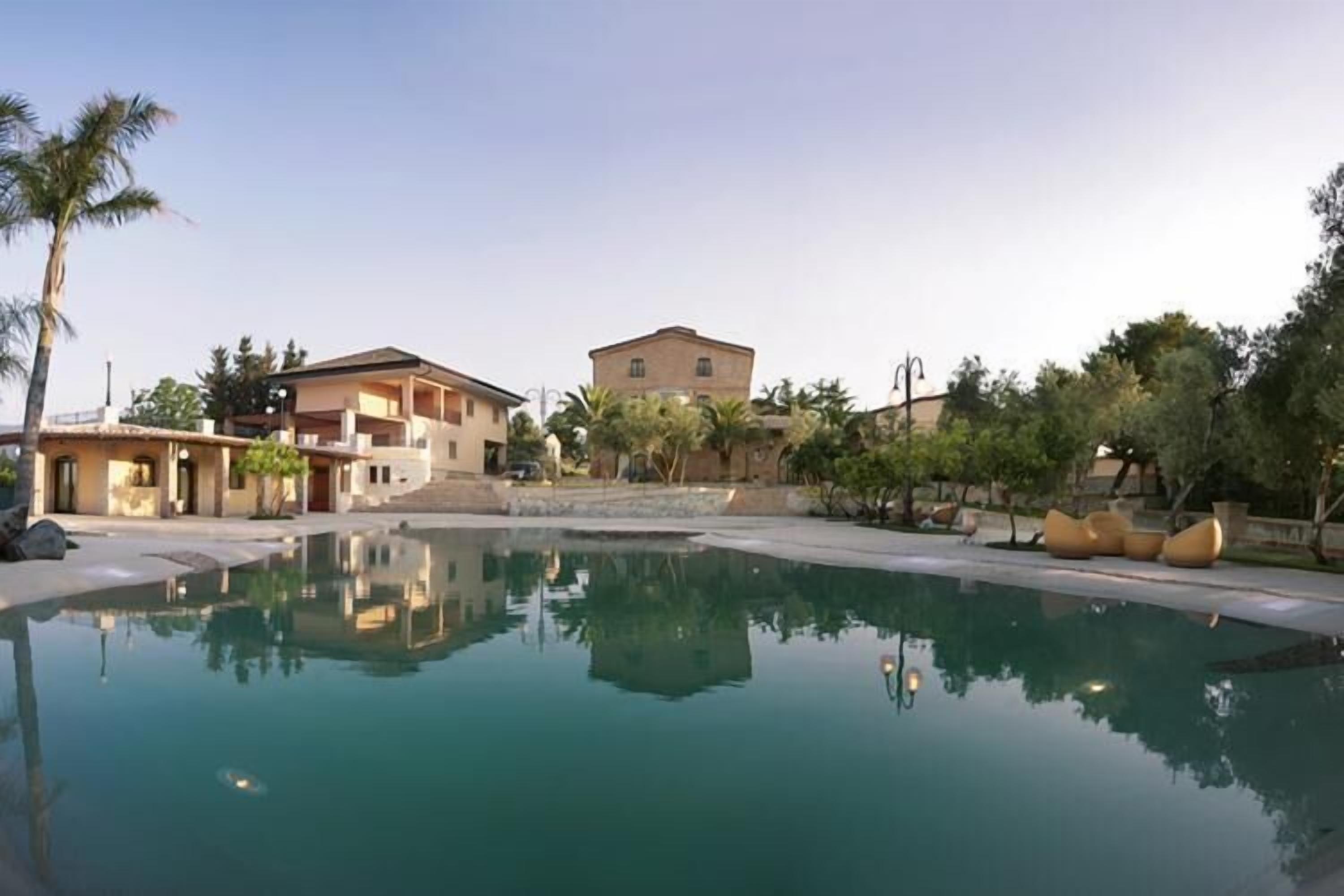 Piscine extérieure, parasols de plage, chaises longues