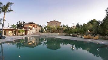 Piscine extérieure, parasols de plage, chaises longues