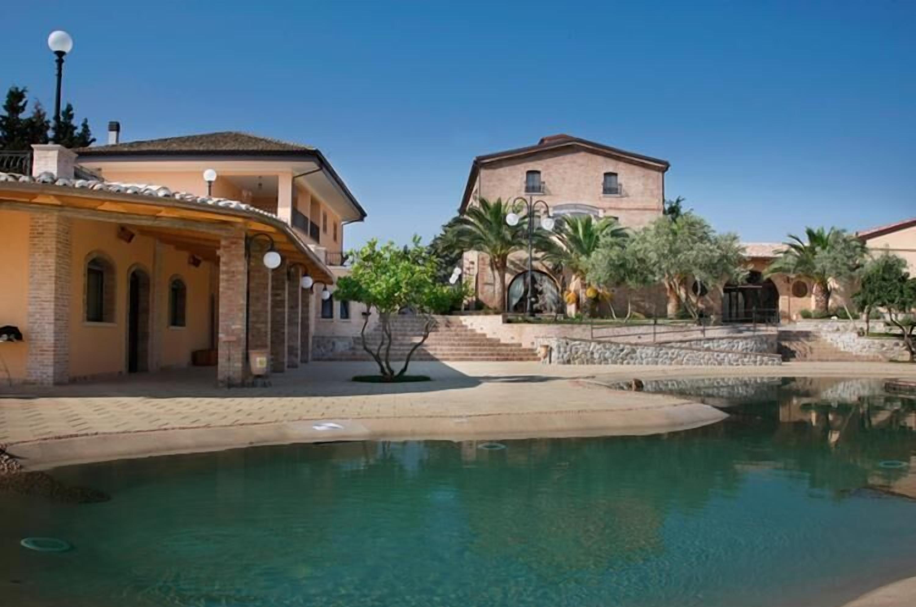 Piscine extérieure, parasols de plage, chaises longues