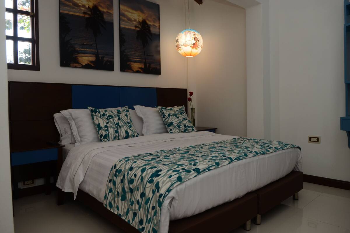 Kamar Double Standar | Selimut bulu angsa, minibar, brankas, dan meja kerja