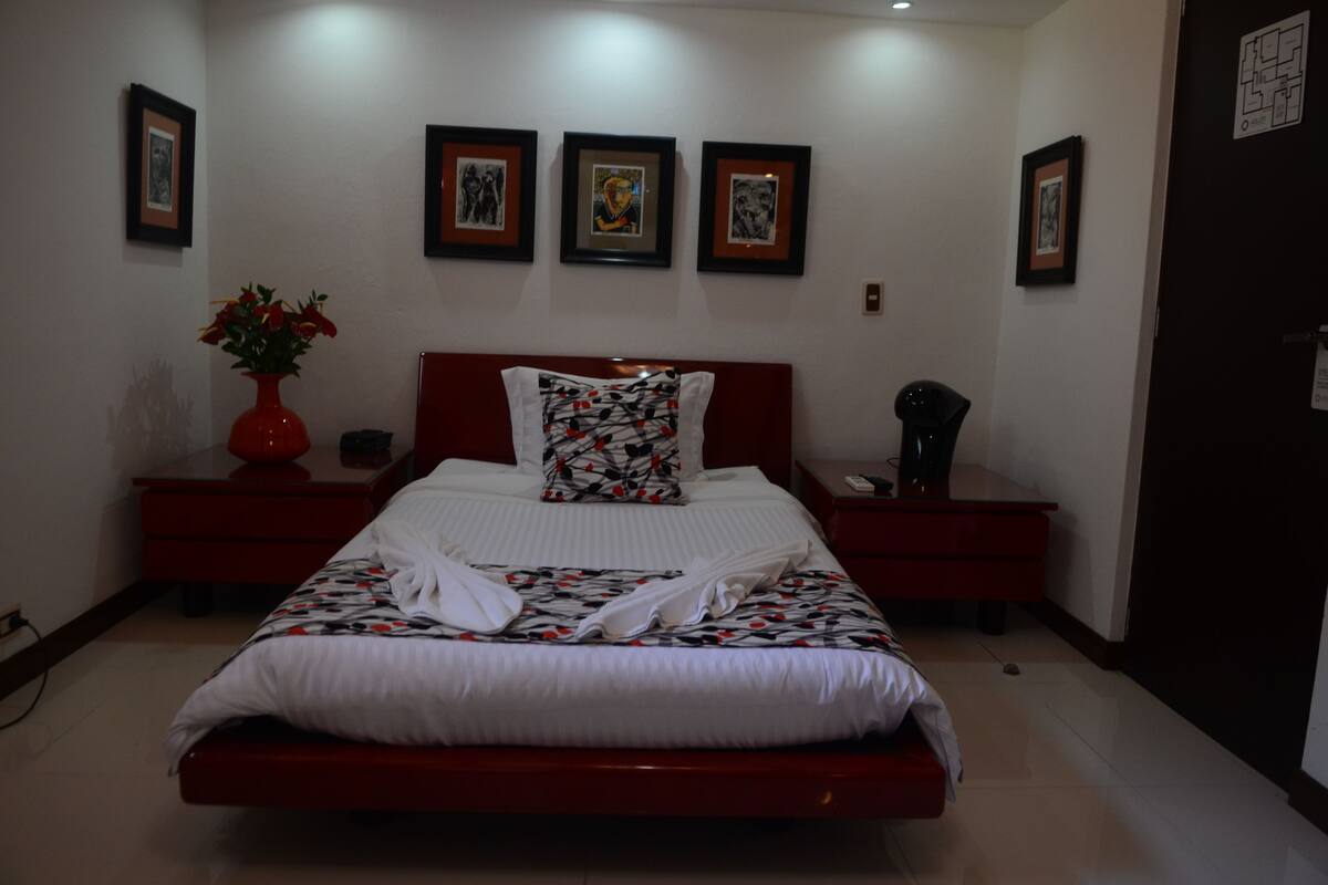 Kamar Single Standar | Selimut bulu angsa, minibar, brankas, dan meja kerja