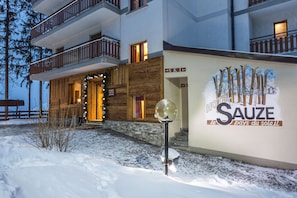 Overnatningsstedets facade – aften/nat