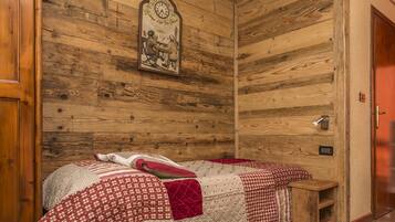 Comfort-værelse med dobbeltseng eller 2 enkeltsenge - balkon | Dundyner, pengeskab på værelset, strygejern/strygebræt