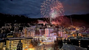 A town with buildings and a mountain in the background. - Hotel Sauze (Sauze d'Oulx)