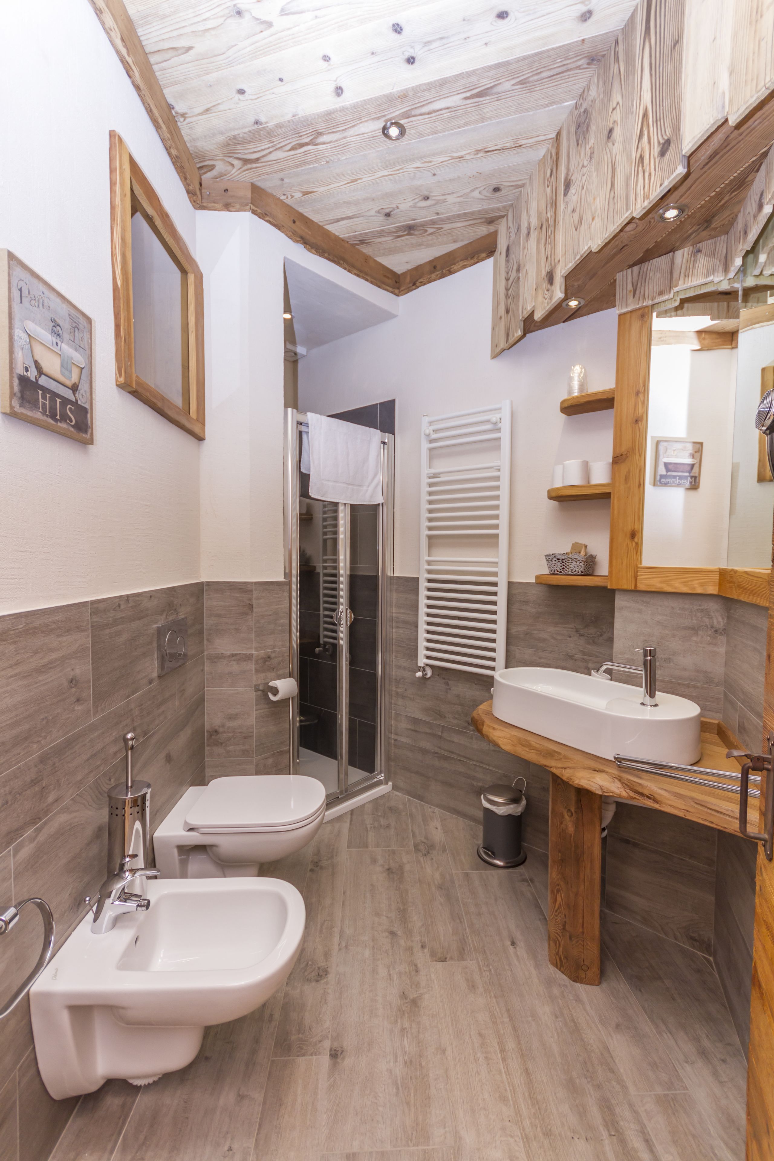 Ducha, artículos de tocador gratuitos, secador de pelo, bidet