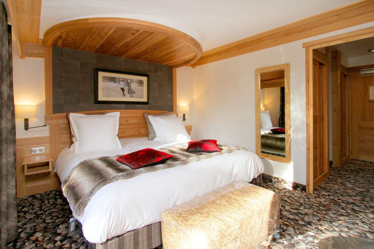 room | premium bedding, in-room safe, desk, free wifi