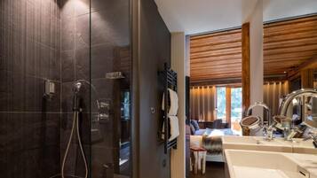 Zimmer | Badezimmer | Kostenlose Toilettenartikel, Haartrockner, Bademäntel, Hausschuhe
