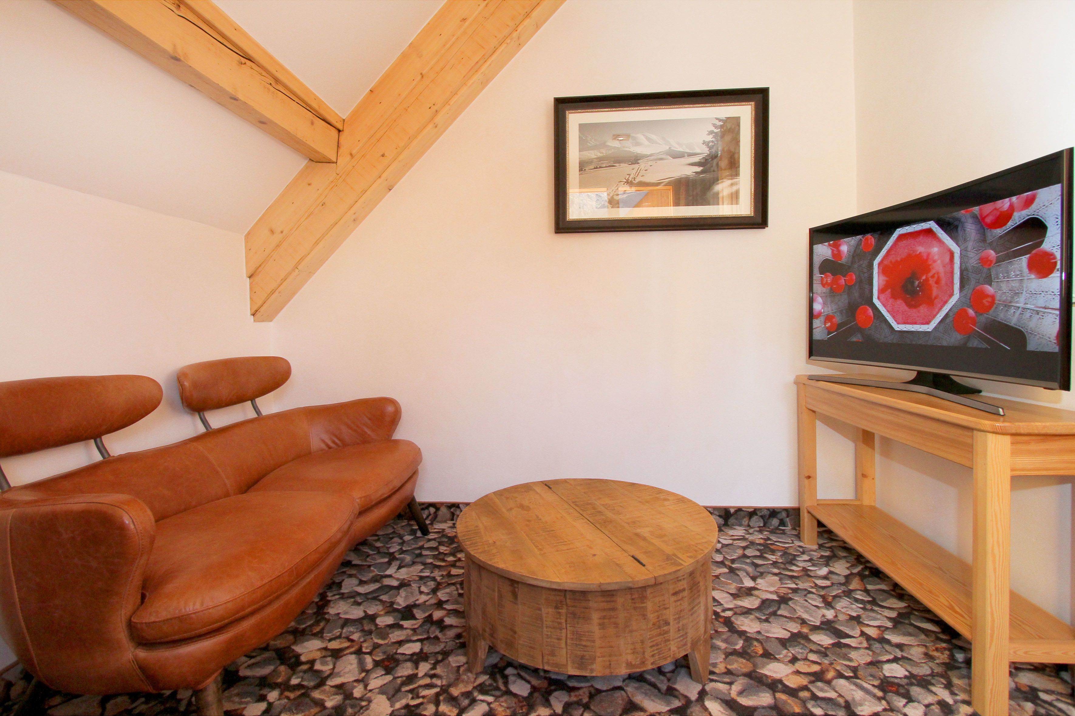 suite ecrin familiale | living area | flat-screen tv