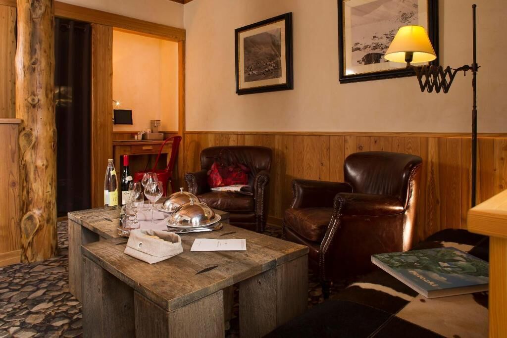 suite duplex ecrin | living area | flat-screen tv