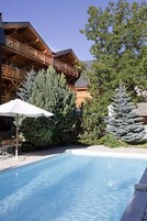 Piscine couverte, piscine extérieure, chaises longues