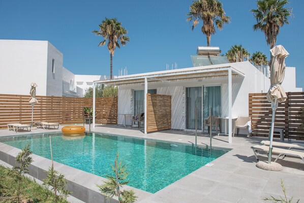 Outdoor pool, pool umbrellas, pool loungers - Summer Village of Hippokrates (Kos)