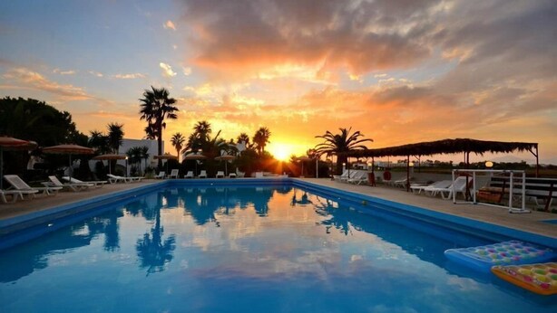 Seasonal outdoor pool, pool umbrellas, sun loungers - Summer Village of Hippokrates (Kos)