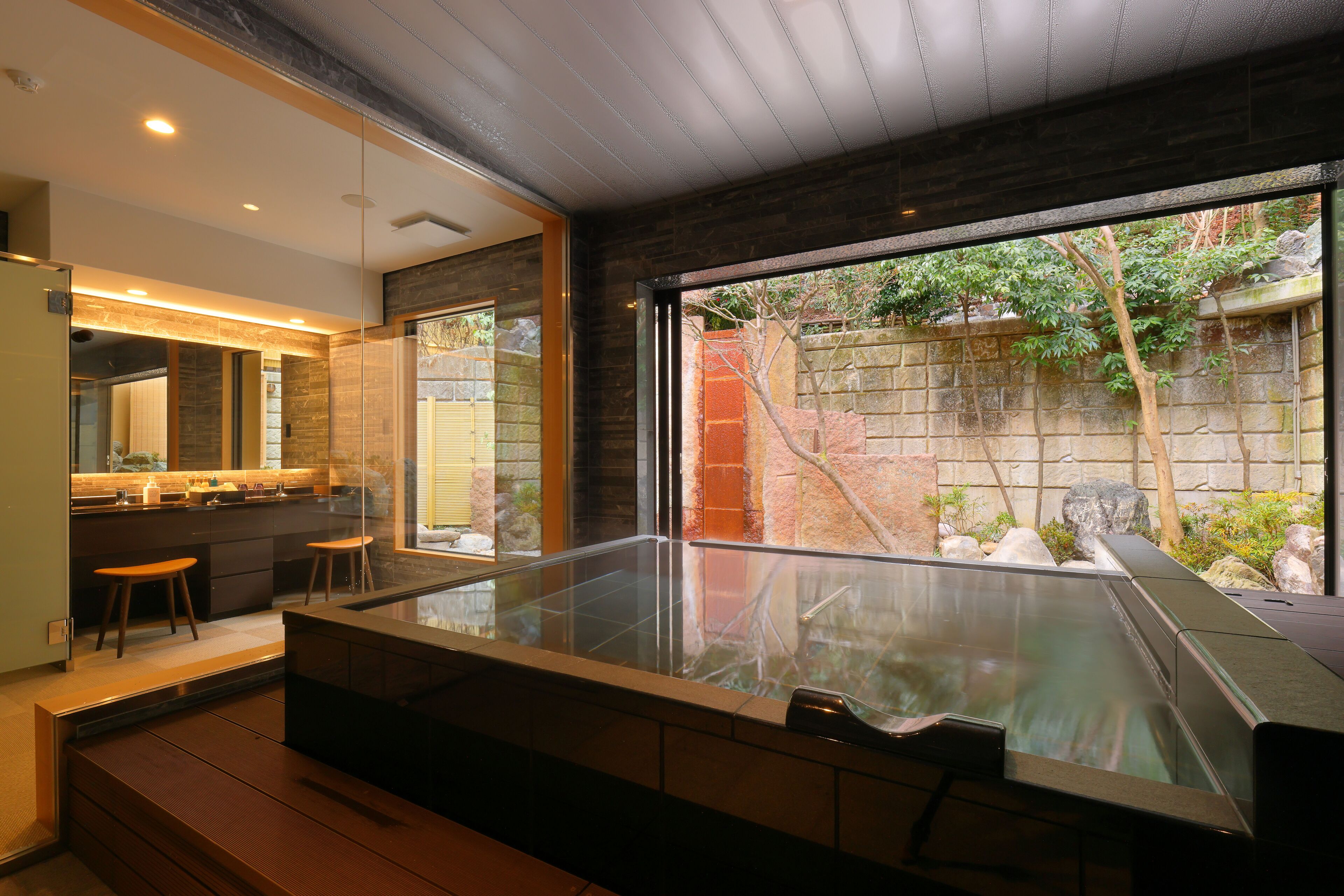 Presidential suite with hotsprings 211 | Bathroom | Free toiletries, hair dryer, slippers, bidet