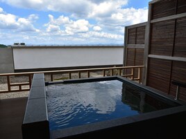 双床房, 无烟房 (Twin room with Open- Air Bath #411) | 浴室 | 免费洗浴用品、吹风机、拖鞋、坐浴桶