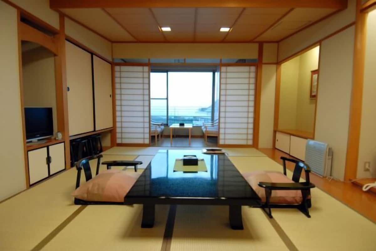 1 bedroom, in-room safe, blackout curtains, soundproofing