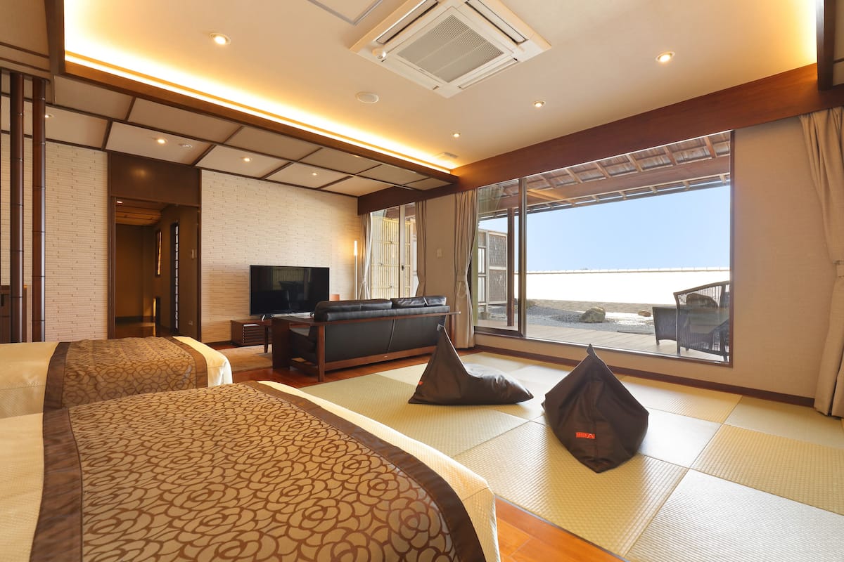 1 bedroom, in-room safe, blackout curtains, soundproofing