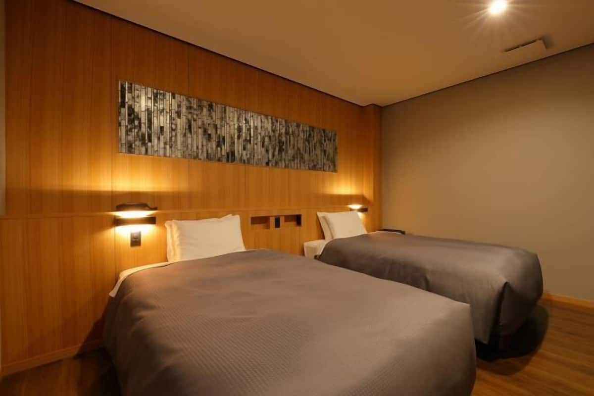 1 bedroom, in-room safe, blackout curtains, soundproofing