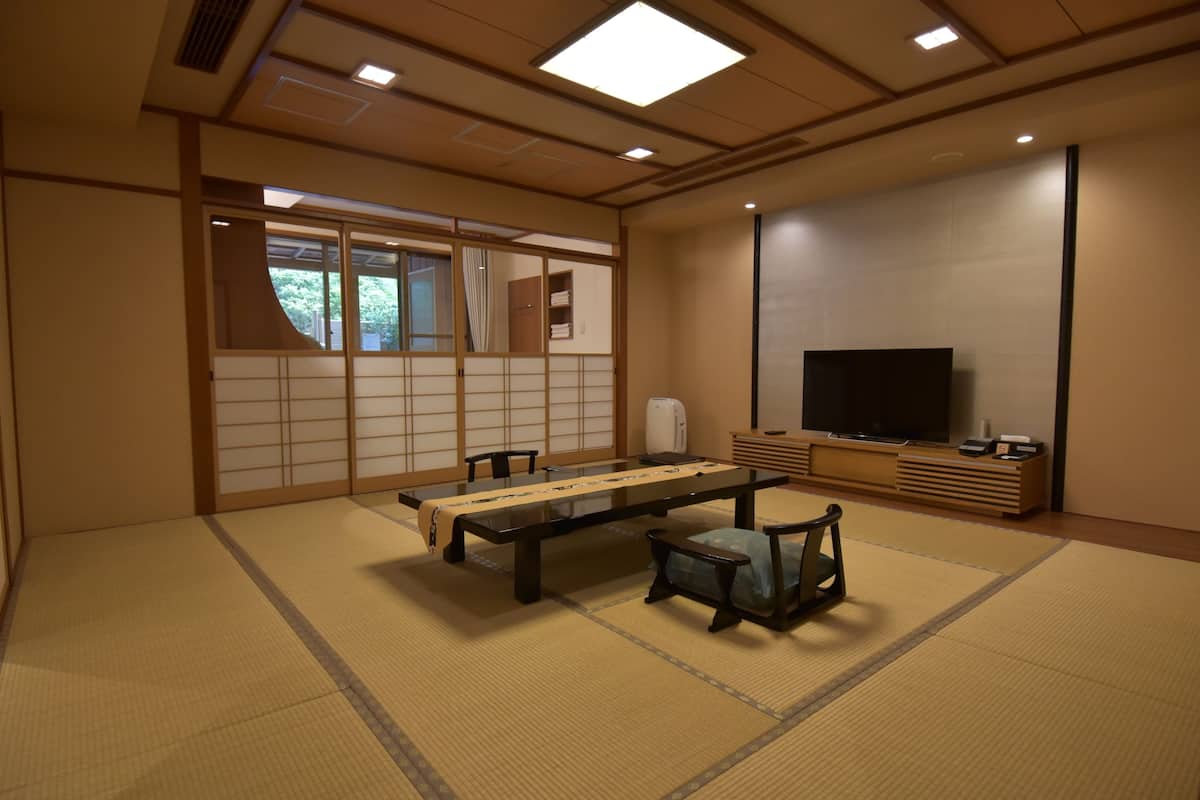 1 bedroom, in-room safe, blackout curtains, soundproofing