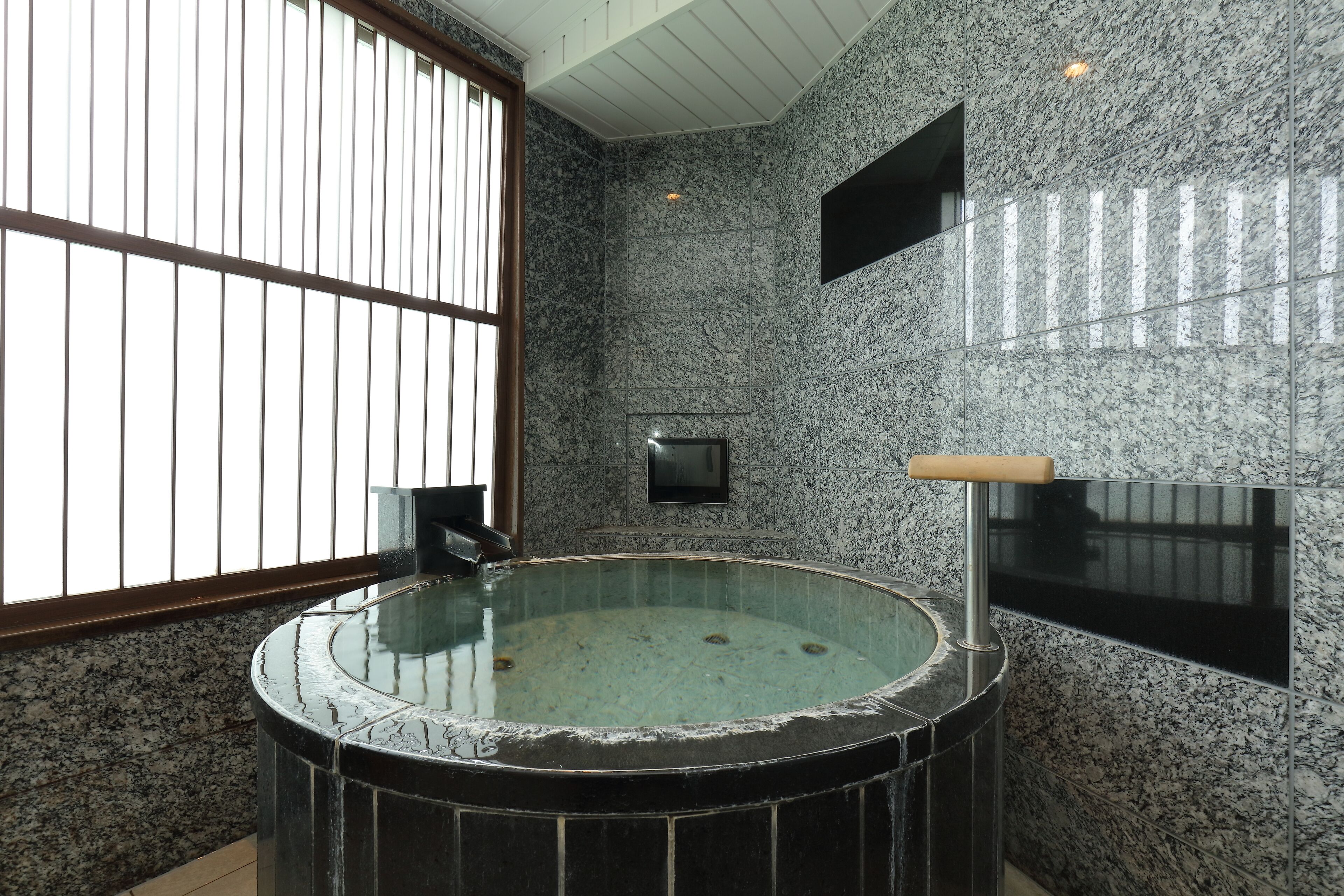 Chambre Deluxe avec lits jumeaux, non-fumeur (with indoor hot springs) | Salle de bain | Articles de toilette (gratuits), séchoir à cheveux, pantoufles, bidet