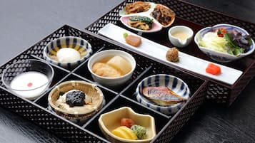 Una comida tradicional japonesa con varios platos dispuestos en una bandeja.