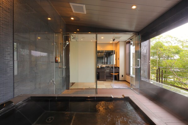 Suite, non-fumeurs (with Silver hot springs) | Salle de bain | Articles de toilette gratuits, sèche-cheveux, chaussons, bidet