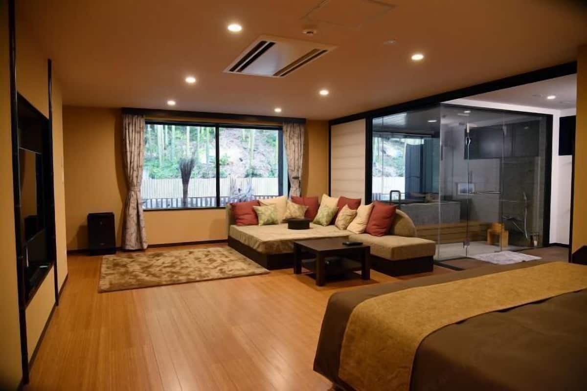 1 bedroom, in-room safe, blackout curtains, soundproofing
