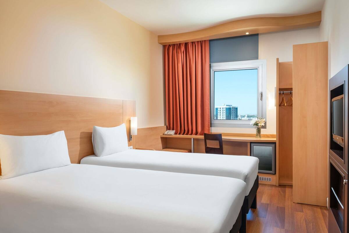 room, 2 single beds | in-room safe, desk, soundproofing, free wifi