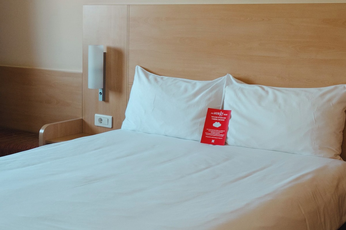 in-room safe, desk, soundproofing, free wifi