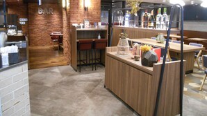 A bar area with a brick wall, wooden counter, and seating. - Grand Central Hotel (Tokyo)