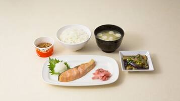 Daily cooked-to-order breakfast (JPY 935 per person)