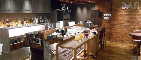 Daily cooked-to-order breakfast (JPY 935 per person)