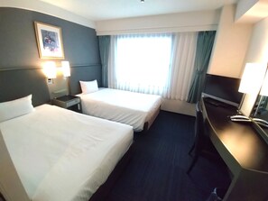 Desk, blackout drapes, iron/ironing board (on request), WiFi (free) - Grand Central Hotel (Tokyo)
