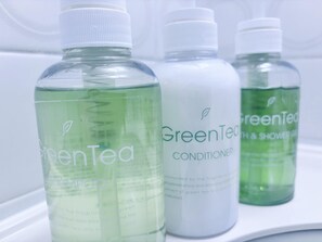 Combined shower/tub, free toiletries, hair dryer, slippers - Grand Central Hotel (Tokyo)