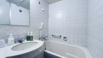 Combined shower/bathtub, free toiletries, hair dryer, slippers