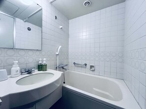Combined shower/bathtub, free toiletries, hair dryer, slippers - Grand Central Hotel (Tokyo)