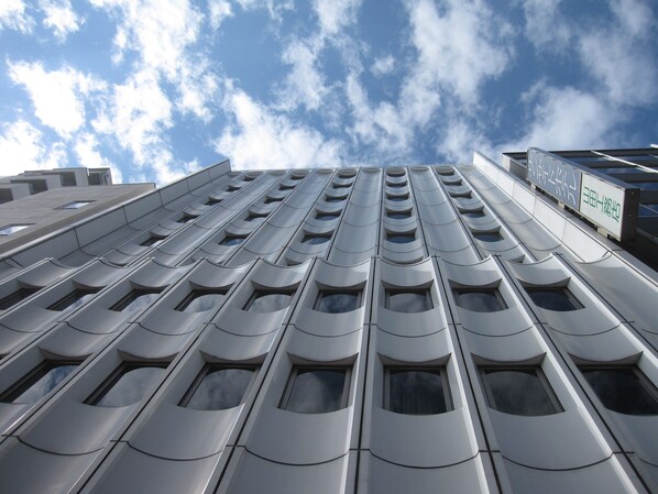 Un edificio moderno con un patrón repetitivo de ventanas y balcones.