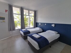Twin Room, 2 Twin Beds, Ensuite | In-room safe, iron/ironing board, free WiFi, bed sheets - Hoey Moey Backpackers - Hostel (Coffs Harbour)