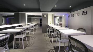 Daily buffet breakfast (TWD 200 per person)