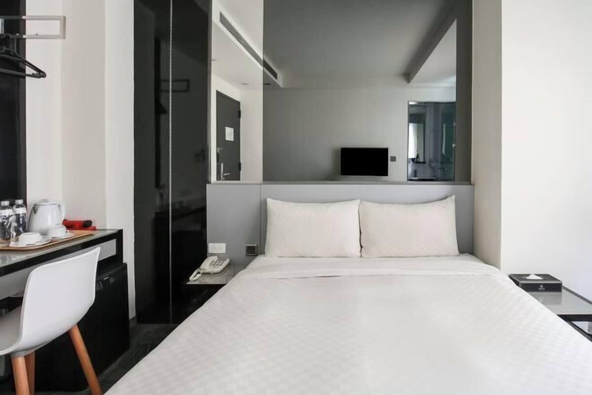 Caja de seguridad en la habitación, escritorio y cortinas blackout