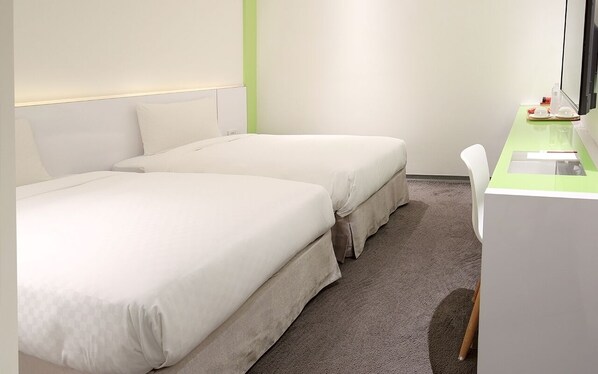 A hotel room with two beds, a desk, and a chair. - Cityinn Hotel Plus - Taichung Station Branch (Taichung)