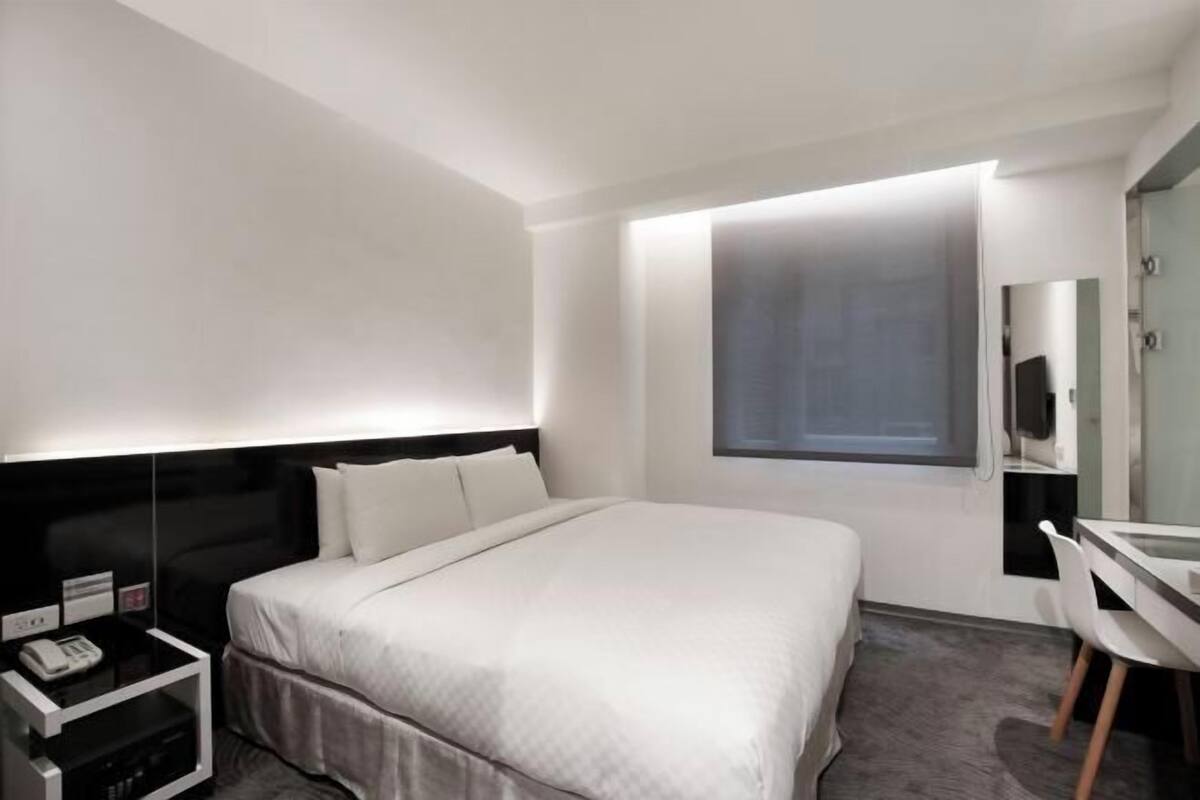 Caja de seguridad en la habitación, escritorio y cortinas blackout