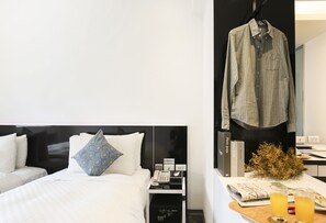 Chambre Deluxe, 2 lits une place, vue ville | Coffres-forts dans les chambres, bureau, rideaux occultants