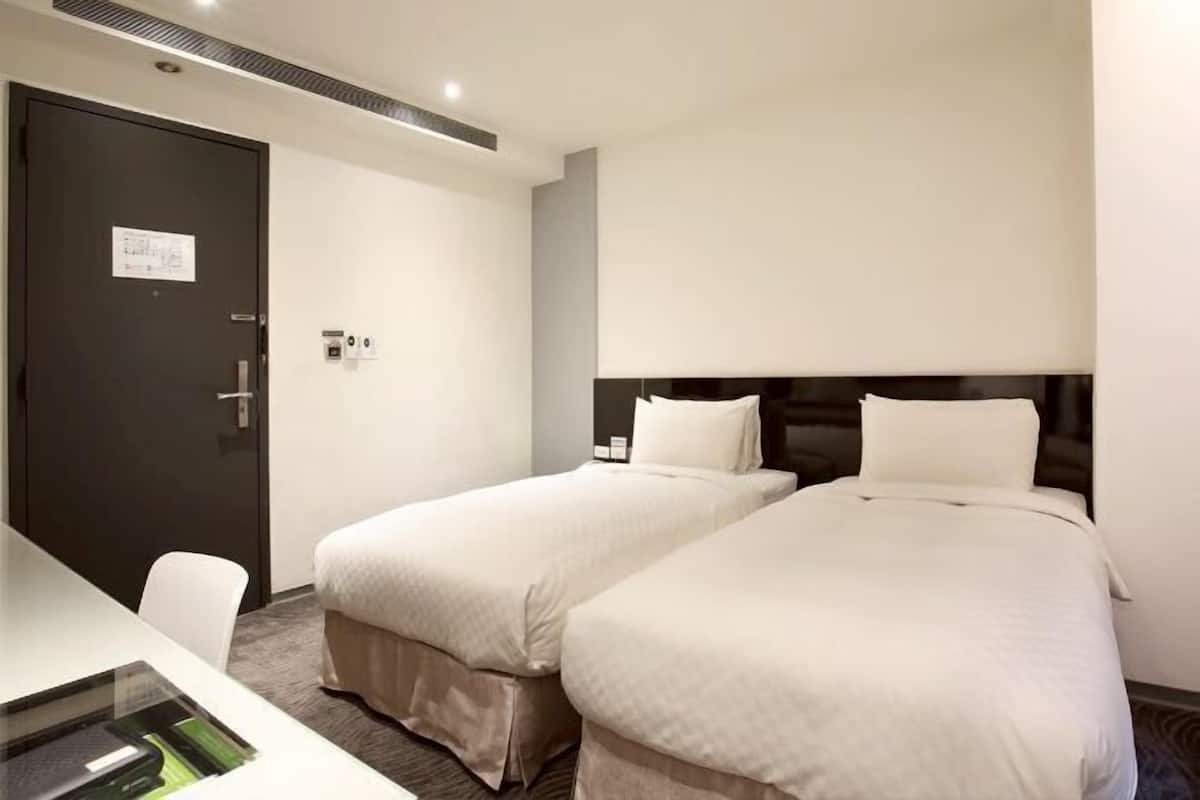 Down comforters, in-room safe, desk, blackout drapes